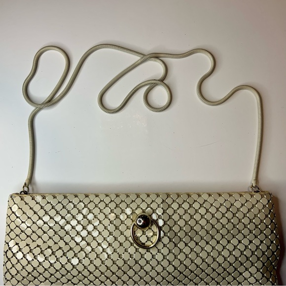 Vintage La Regale Cream Interlocking Beaded Crossbody Glamour Evening Party Bag - Picture 7 of 17